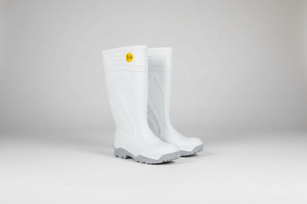 Bota de seguridad con puntera de acero para uso industrial y sanitario.